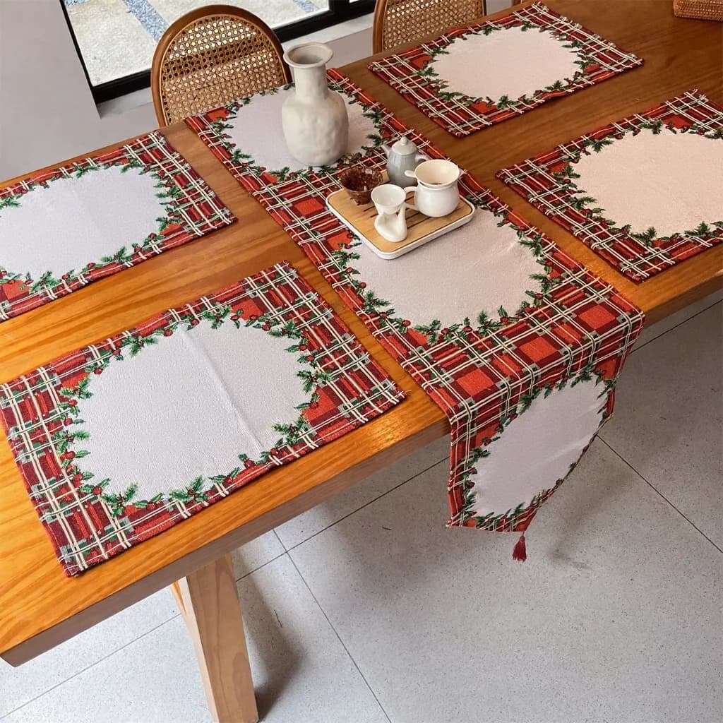Nordijski božićni set stolnjaka i podmetača od mješavine poliestera i pamuka